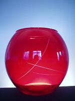 Váza koule červená s čarami 6095